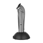 Makine qethjeje profesionale me teh çeliku inox dhe teh lëvizës qeramike, motor magnetik 9000-10000 RPM, bateri 2600mAh dhe ekran LED. Përfshin 4 krehera udhëzues dhe bazë karikimi.
