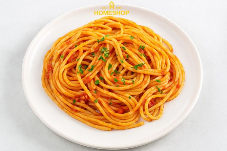 Pjatë me spageti të ngrohtë me salcë domate dhe majdanoz të freskët