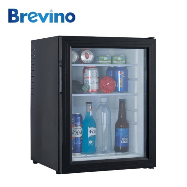 Frigorifer minibar BREVINO BHM-40GD me derë xhami dhe kapacitet 40L. Pa zhurmë, pa vibrim dhe me konsum të ulët. Ideal për ambiente hoteli apo dhoma gjumi.